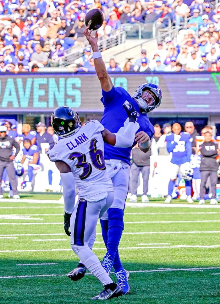 Ravens S Chuck Clark pressure Giants QB Daniel Jones